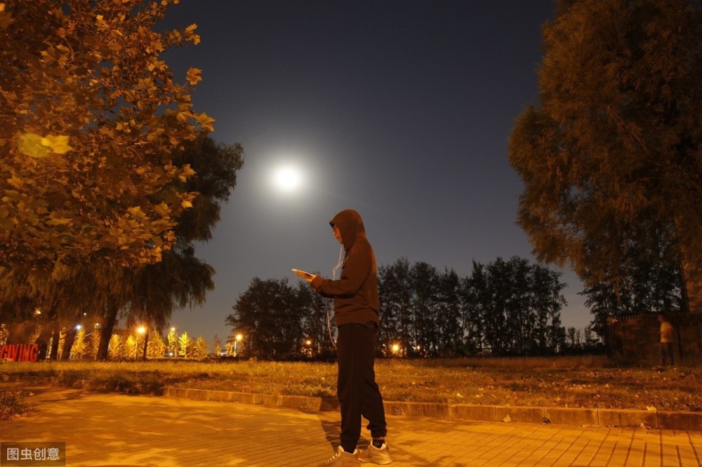 当代著名作家李汉荣精美散文《月光下的探访》，请欣赏